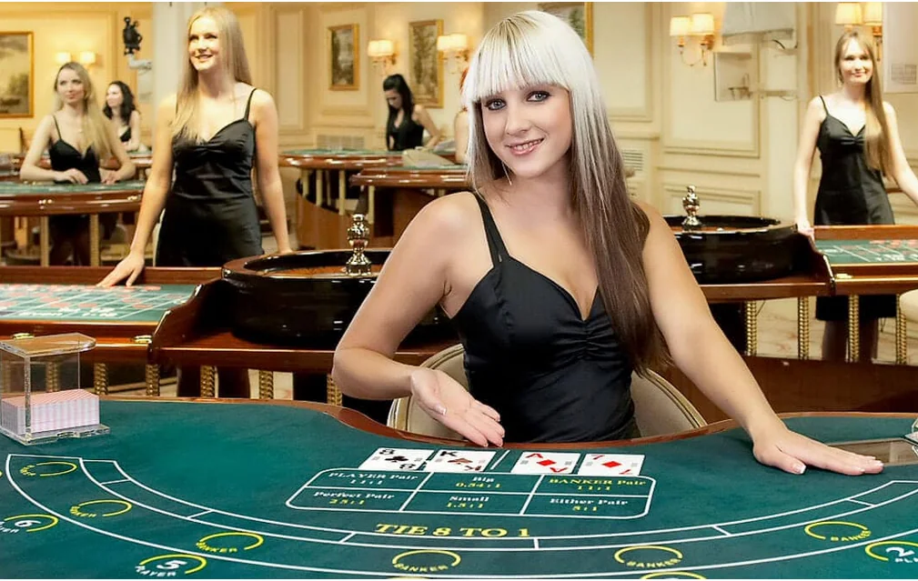 Tampilan meja kasino live dengan dealer untuk MENYALA78